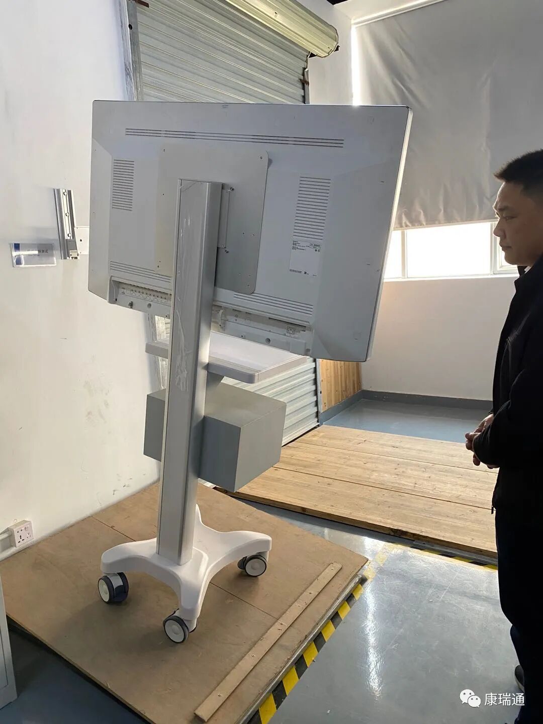 康瑞通 TR800 推车 负载 50kg 55寸医用显示器 通过斜坡安全测试