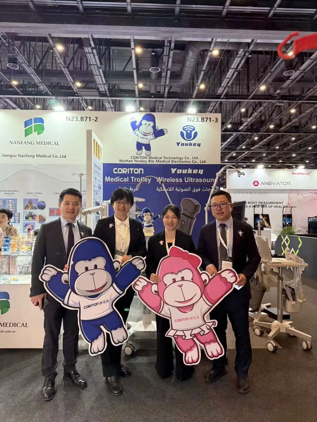 康瑞通携好运猩&甜甜猩 闪耀迪拜WHX展,医用推车实力亮相中东市场