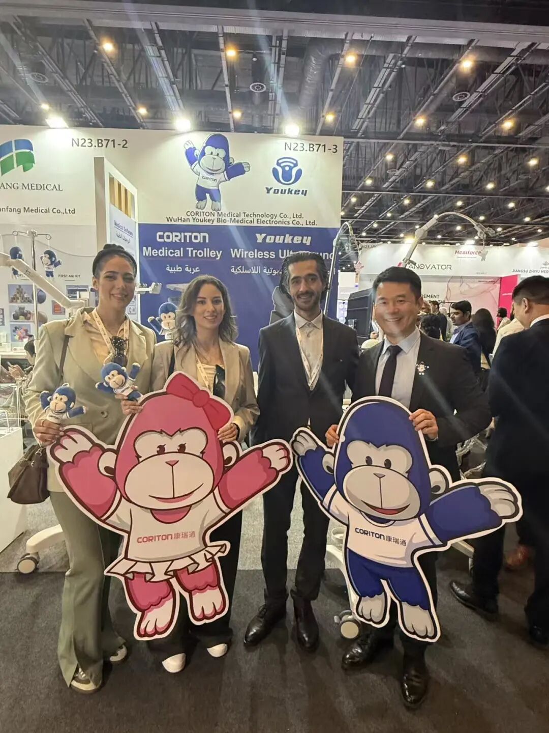 康瑞通携好运猩&甜甜猩 闪耀迪拜WHX展,医用推车实力亮相中东市场