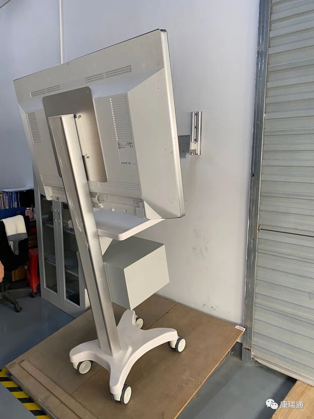 康瑞通 TR800 推车 负载 50kg 55寸医用显示器 通过斜坡安全测试