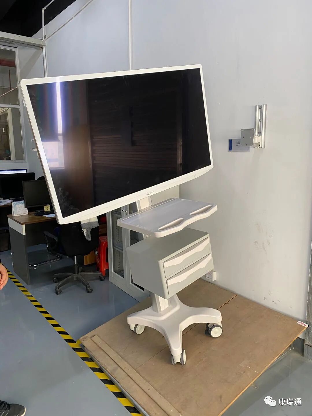康瑞通 TR800 推车 负载 50kg 55寸医用显示器 通过斜坡安全测试